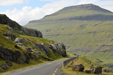 Danimarka 'nın Faroe Adaları' nda boş, yalnız, dar bir yol.