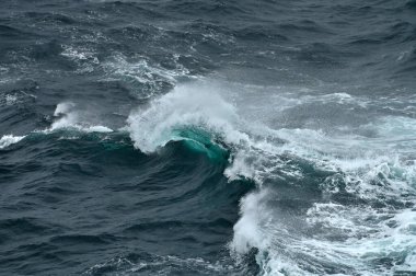 dev bir dalga Kuzey Atlantik fırtınası aşağı kırarak