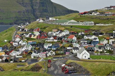 Eidi, Faroe Adaları, 12 Ağustos 2024: Danimarka 'nın Faroe Adaları' ndaki Eysturoy adasının yamacında yer alan küçük bir köy..