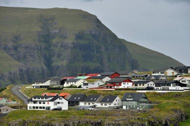 Eidi, Faroe Adaları, 12 Ağustos 2024: Danimarka 'nın Faroe Adaları' ndaki Eysturoy adasının yamacında yer alan küçük bir köy..
