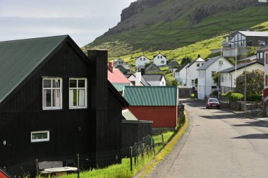 Funningur, Faroe Adaları, 12 Ağustos 2024: Danimarka 'nın Faroe Adaları' ndaki Funningur köyündeki tipik kır evleri.