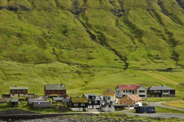 Faroe Adaları, 15 Ağustos 2024: Danimarka 'nın Faroe Adaları' ndaki tipik çatı evleri.
