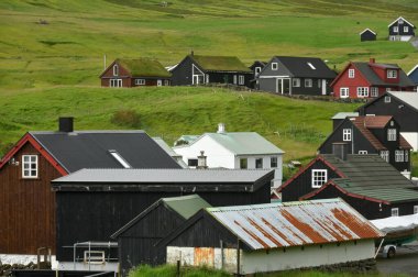 Funningur, Faroe Adaları, 12 Ağustos 2024: Danimarka 'nın Faroe Adaları' ndaki Funningur köyündeki tipik kır evleri.