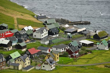 Funningur, Faroe Adaları, 12 Ağustos 2024: Danimarka 'nın Faroe Adaları' ndaki Funningur köyündeki tipik kır evleri.