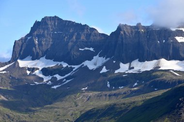 İzlanda 'da dağlar, karla kaplı dağ zirveleri, İzlanda' da yaz mevsimi..