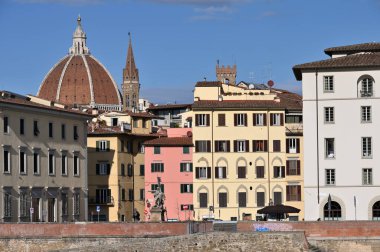 Floransa, İtalya - 25 Aralık 2024: Eski Floransa, İtalya, eski bina ve kiliselerin mimarisi.