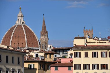 Floransa, İtalya - 25 Aralık 2024: Eski Floransa, İtalya, eski bina ve kiliselerin mimarisi.