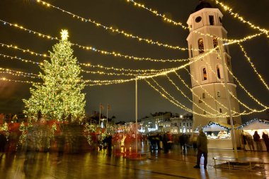 Litvanya, Vilnius - 10 Aralık 2025: Vilnius, Vilnius, Litvanya 'da Noel ağacı ve Noel pazarı.