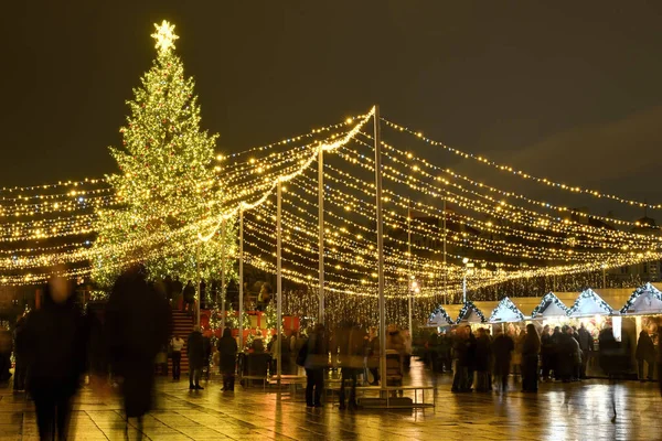 Litvanya, Vilnius - 10 Aralık 2025: Vilnius, Vilnius, Litvanya 'da Noel ağacı ve Noel pazarı.