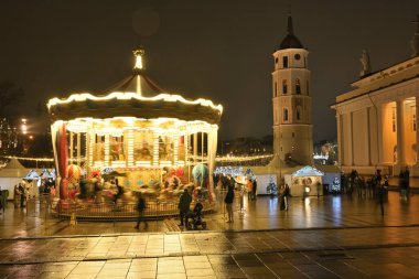 Litvanya, Vilnius - 10 Aralık 2025: Vilnius Eski Kasabası, Litvanya 'da Noel süsleri.