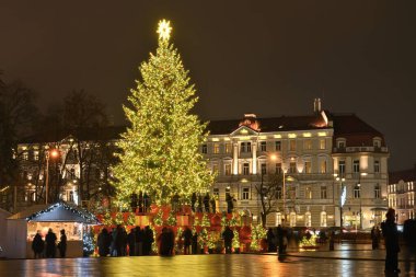 Litvanya, Vilnius - 10 Aralık 2025: Vilnius, Vilnius, Litvanya 'da Noel ağacı ve Noel pazarı.