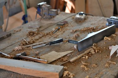 Marangozluk aletleri tezgahta, Umman.