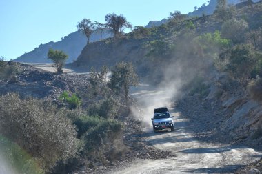 Jebel Shams Dağları, Umman - 26 Ekim 2024 Jebel Shams dağlarında off-road aracı, Umman