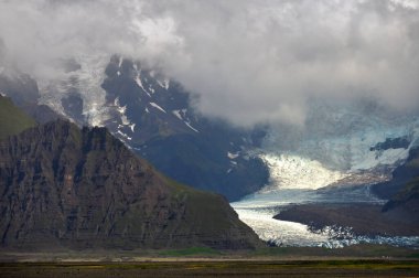 Dağları ve buzulları olan güzel İzlanda manzarası, doğu İzlanda