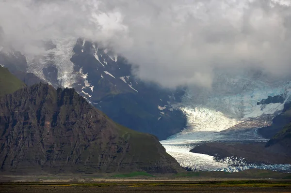 Dağları ve buzulları olan güzel İzlanda manzarası, doğu İzlanda