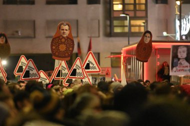 Vilnius, Litvanya - 17 Aralık 2025: Başkent Vilnius 'ta basın özgürlüğüne yönelik tehdide karşı düzenlenen mitingde binlerce kimliği belirsiz insan yer aldı.