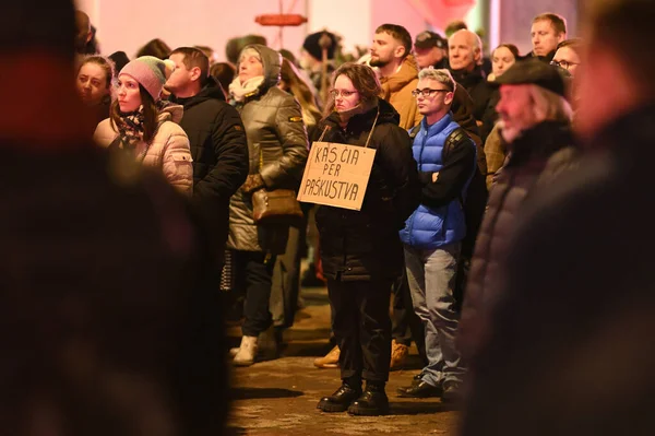Vilnius, Litvanya - 17 Aralık 2025: Başkent Vilnius 'ta basın özgürlüğüne yönelik tehdide karşı düzenlenen mitingde binlerce kimliği belirsiz insan yer aldı.