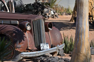 Afrika, Namibya - 13 Temmuz. 2025: Namibya 'daki Canon Roadhouse' da eski paslı bir araba..