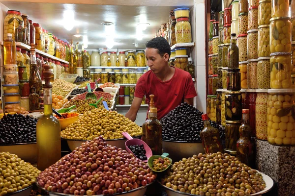 Man trades a green olives in a market Marrakesh, Morocco — Stock Photo, Image