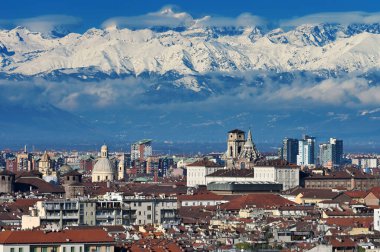 Alp dağlarıyla Torino şehir merkezi - Torino İtalya Avrupa