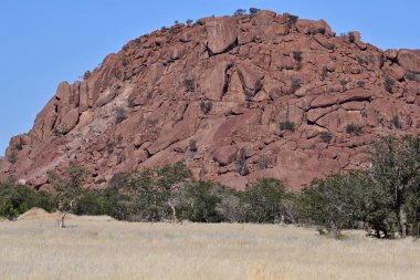 Dağlarda, Namibya 'da, Afrika' da devasa granit taşlar