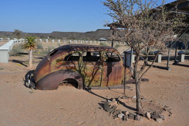 Afrika, Namibya - 13 Temmuz. 2025: Namibya 'daki Canon Roadhouse' da eski paslı bir araba..