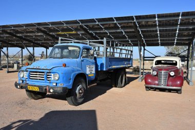 Afrika, Namibya - 13 Temmuz. 2025: Namibya 'daki Canon Roadhouse' da eski paslı arabalar Balık Nehri Kanyonu 'na sadece 14 kilometre uzaklıkta..