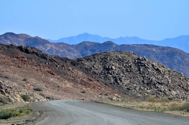 Afrika çölündeki çakıl yolunun manzarası. Namibya, Afrika