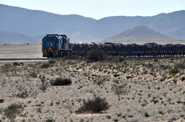 Namibya, Afrika - 11 Temmuz 2025: Namibya, Afrika 'da çölde yük treni