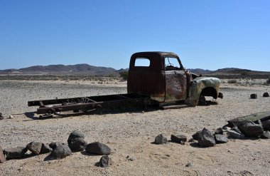 Namib Çölü, Namibya, Afrika 'da terk edilmiş paslı bir araba.