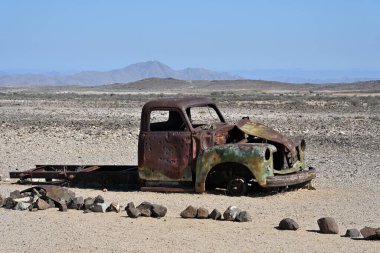 Namib Çölü, Namibya, Afrika 'da terk edilmiş paslı bir araba.