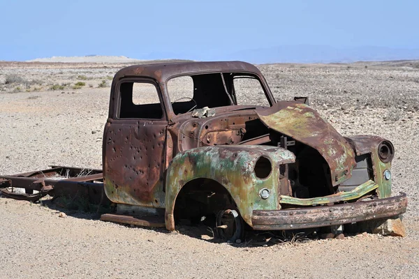Namib Çölü, Namibya, Afrika 'da terk edilmiş paslı bir araba.