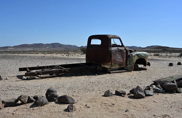 Namib Çölü, Namibya, Afrika 'da terk edilmiş paslı bir araba.