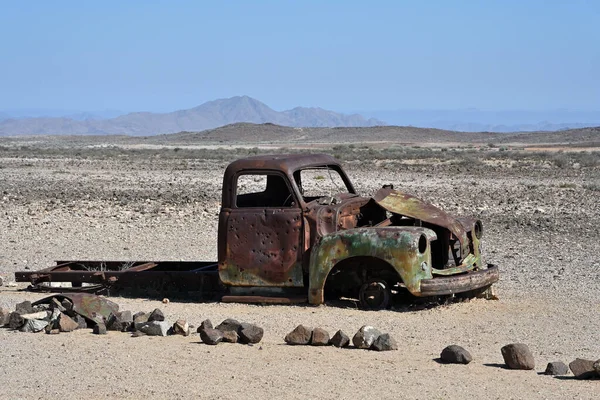 Namib Çölü, Namibya, Afrika 'da terk edilmiş paslı bir araba.