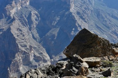 Jebel Shams 'ın panoramik manzarası Ortadoğu Umman' da devasa bir kanyon.