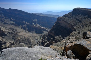 Jebel Shams 'ın panoramik manzarası Ortadoğu Umman' da devasa bir kanyon.