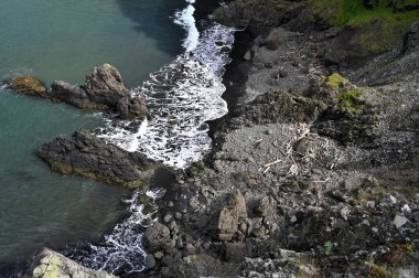 Kuzey İzlanda deniz kıyısında kayalar ve deniz dalgaları