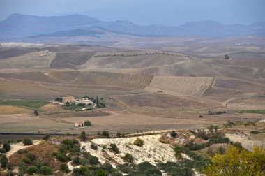 Sicilya 'nın klasik kırsal arazisi, sakalı, villası ve yolu.