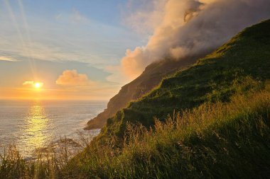 Dağ zirveleri ve bulutlar denizi ve dağları kaplıyor. Streymoy Adası, Faroe Adaları, Danimarka