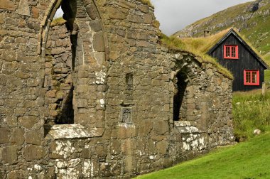 Kirkjubour 'daki antik Faroe adaları taştan kilise. Faroe Kültür Mirası