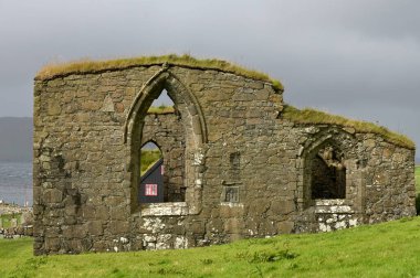 Kirkjubour 'daki antik Faroe adaları taştan kilise. Faroe Kültür Mirası
