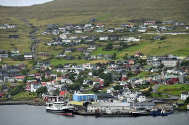 Thorshavn, Faroe Adaları, Danimarka - 14 Ağustos 2024: Thorshavn şehri, Faroe Adaları 'nın başkenti. İskandinav şehrinin şehir manzarası.