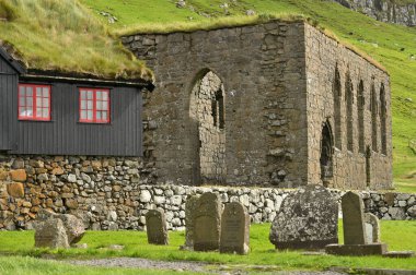 Kirkjubour, Faroe Adaları, 15 Ağustos 2024: Kirkjubour 'daki antik Faroe Adaları taştan kilisesi. Faroe Kültür Mirası