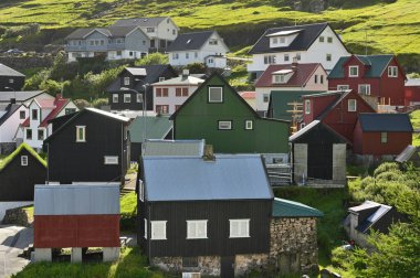 Funningur, Faroe Adaları, 13 Ağustos 2024: Danimarka 'nın Faroe Adaları' ndaki Funningur köyündeki tipik kır evleri.