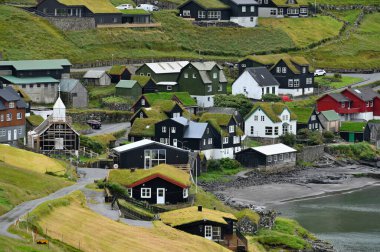 Faroe Adaları, Danimarka - 09 Ağustos 2024: Faroe Adaları, Danimarka 'da çim çatılı tipik bir ev