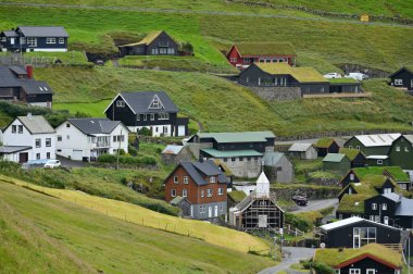 Faroe Adaları, 11 Ağustos 2024: Fiyort kıyısındaki tipik kır evleri, Faroe Adaları, Danimarka.