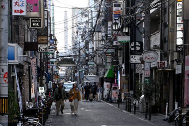 Japonya, Osaka - 07 Kasım 2025: Osaka, Japonya 'nın Shinsaibashi bölgesinde tanımlanamayan insanlar. Osaka, kentinde 18 milyon nüfusuyla Japonya 'nın en büyük üçüncü kentidir..