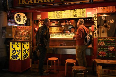 Japonya, Osaka - 07 Kasım 2025: Osaka, Japonya 'nın Shinsaibashi bölgesinde tanımlanamayan insanlar. Osaka, kentinde 18 milyon nüfusuyla Japonya 'nın en büyük üçüncü kentidir..