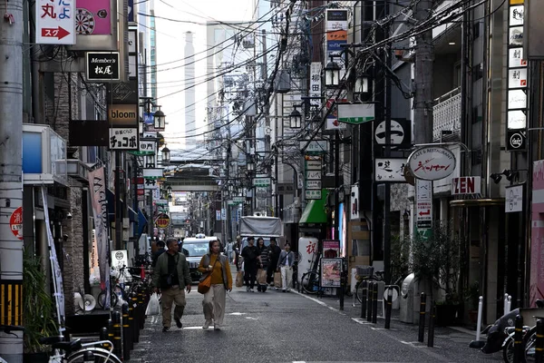 Japonya, Osaka - 07 Kasım 2025: Osaka, Japonya 'nın Shinsaibashi bölgesinde tanımlanamayan insanlar. Osaka, kentinde 18 milyon nüfusuyla Japonya 'nın en büyük üçüncü kentidir..
