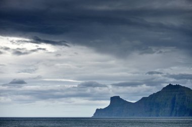 Yağmurdan önce denizdeki bulutlu fırtına. Büyük fırtına bulutları, denizin üstünde yağmur, güçlü rüzgarlar, şiddetli yağmur fırtınası..